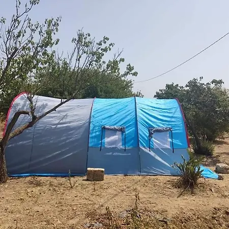 Aree Tende Presso La Casa In Campagna Di Ottavia *
