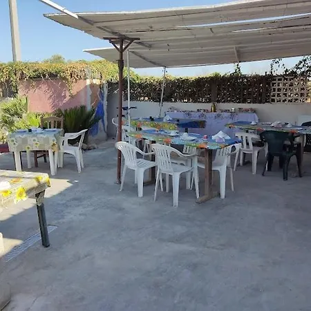 Aree Tende Presso La Casa In Campagna Di Ottavia