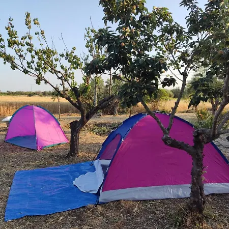 Aree Tende Presso La Casa In Campagna Di Ottavia